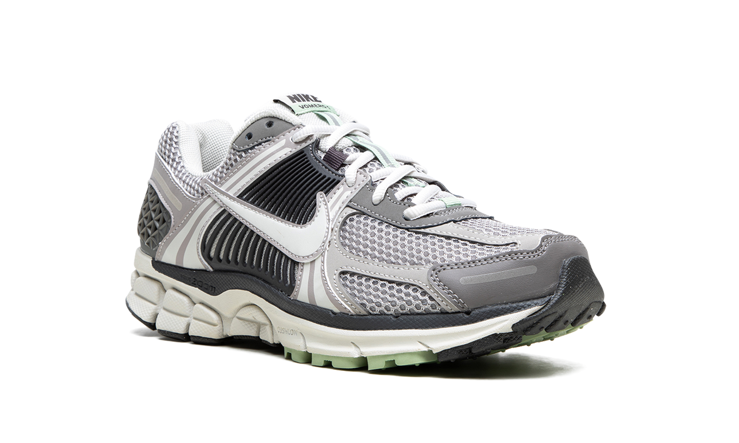 VOMERO 5 WMNS"Cobblestone" FB8825 001