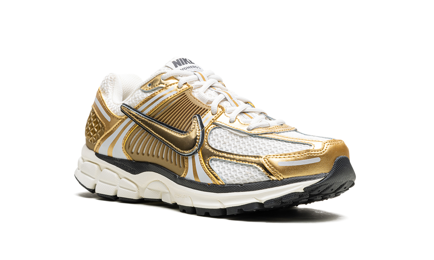 Zoom Vomero 5 WMNS"Metallic Gold" HF7723 001