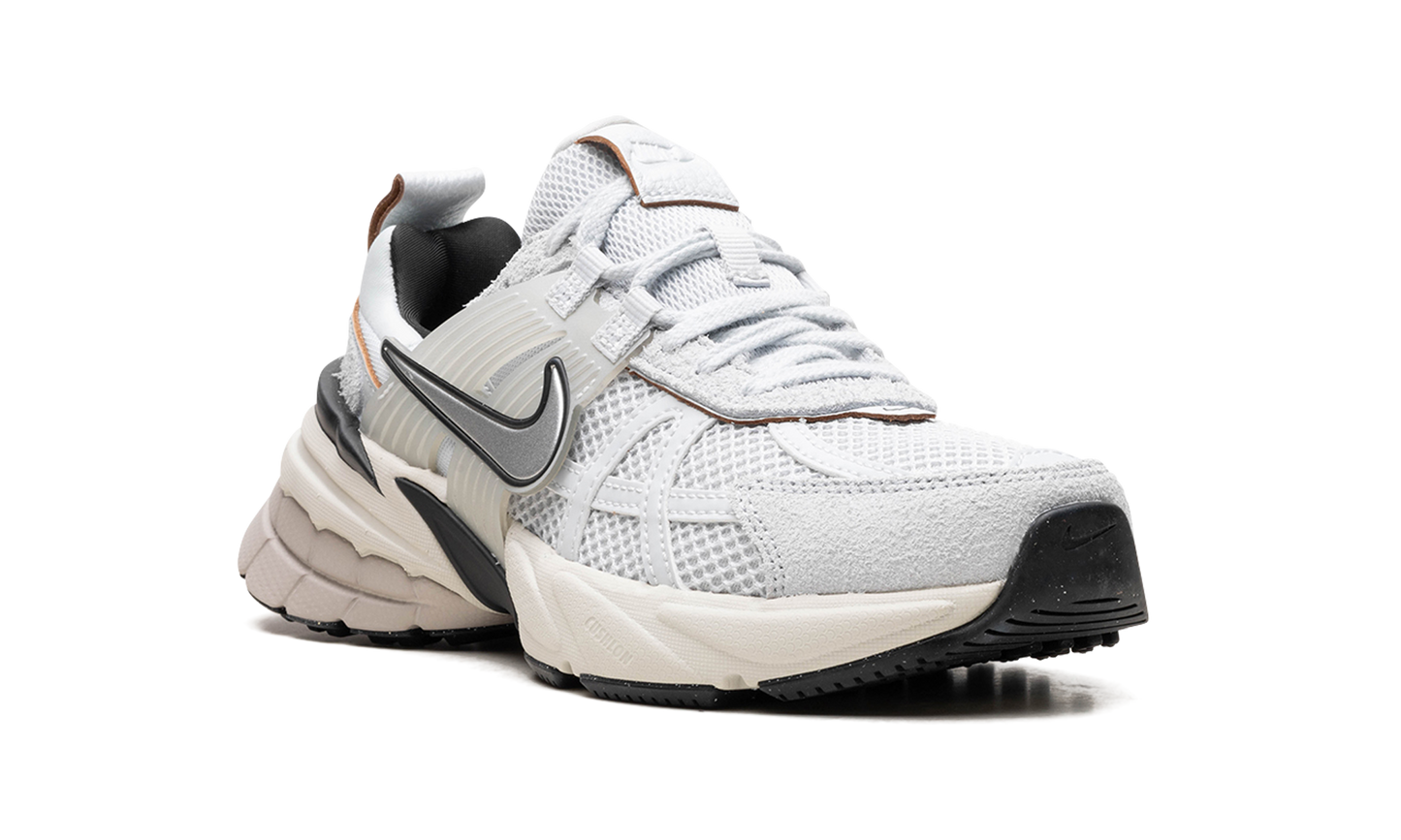 V2K Run WMNS"Pure Platinum/ Chrome" FN6703 002