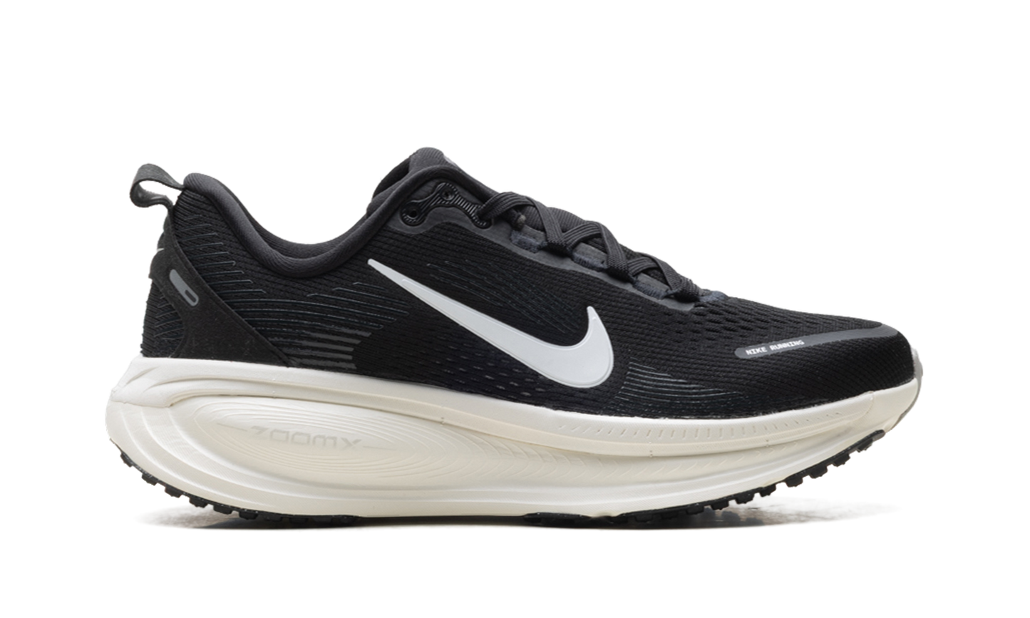 Vomero 18 WMNS"Black Summit White" HM6804 005