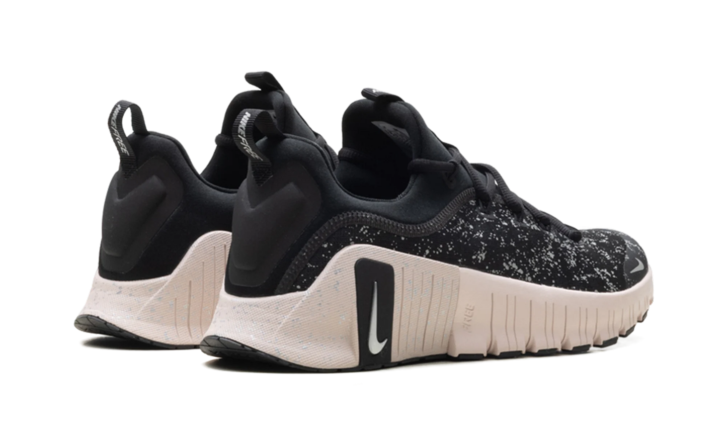 Free Metcon 6 SE WMNS "Black Silt Red" HV2017 001