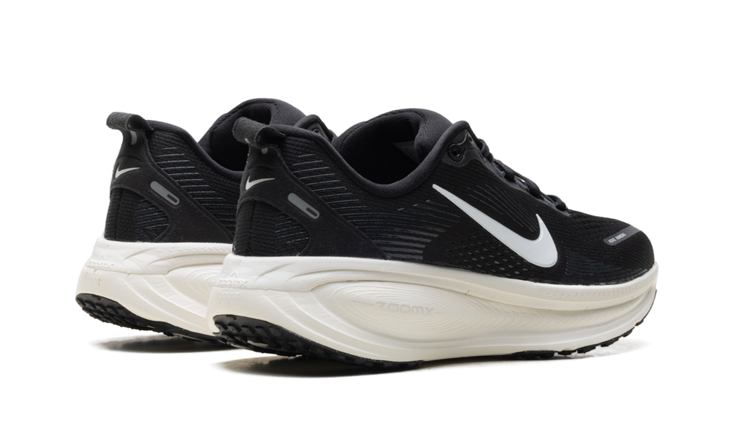 Vomero 18 WMNS"Black Summit White" HM6804 005