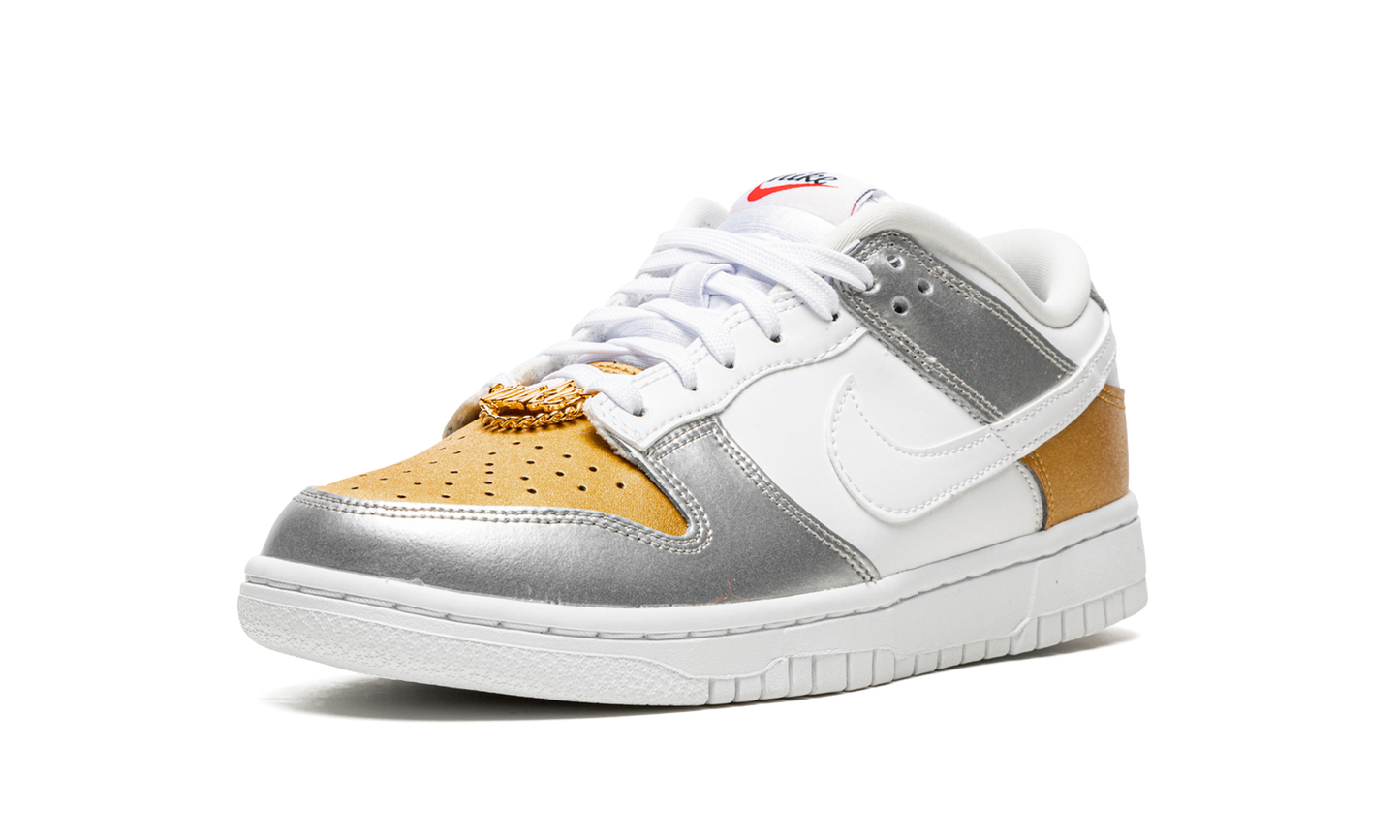 DUNK LOW WMNS"Gold White Silver" DH4403 700