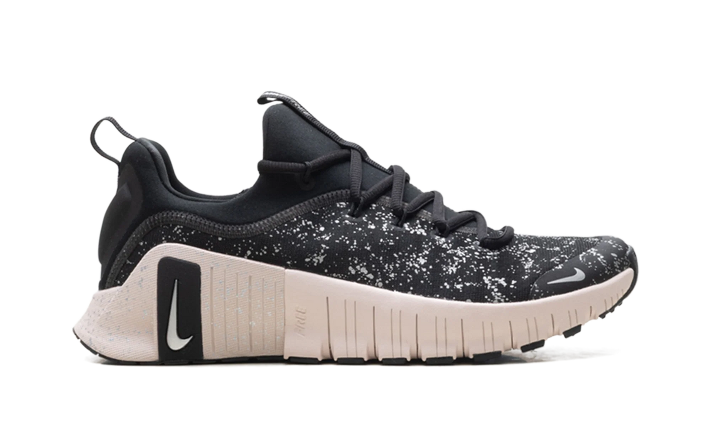 Free Metcon 6 SE WMNS "Black Silt Red" HV2017 001