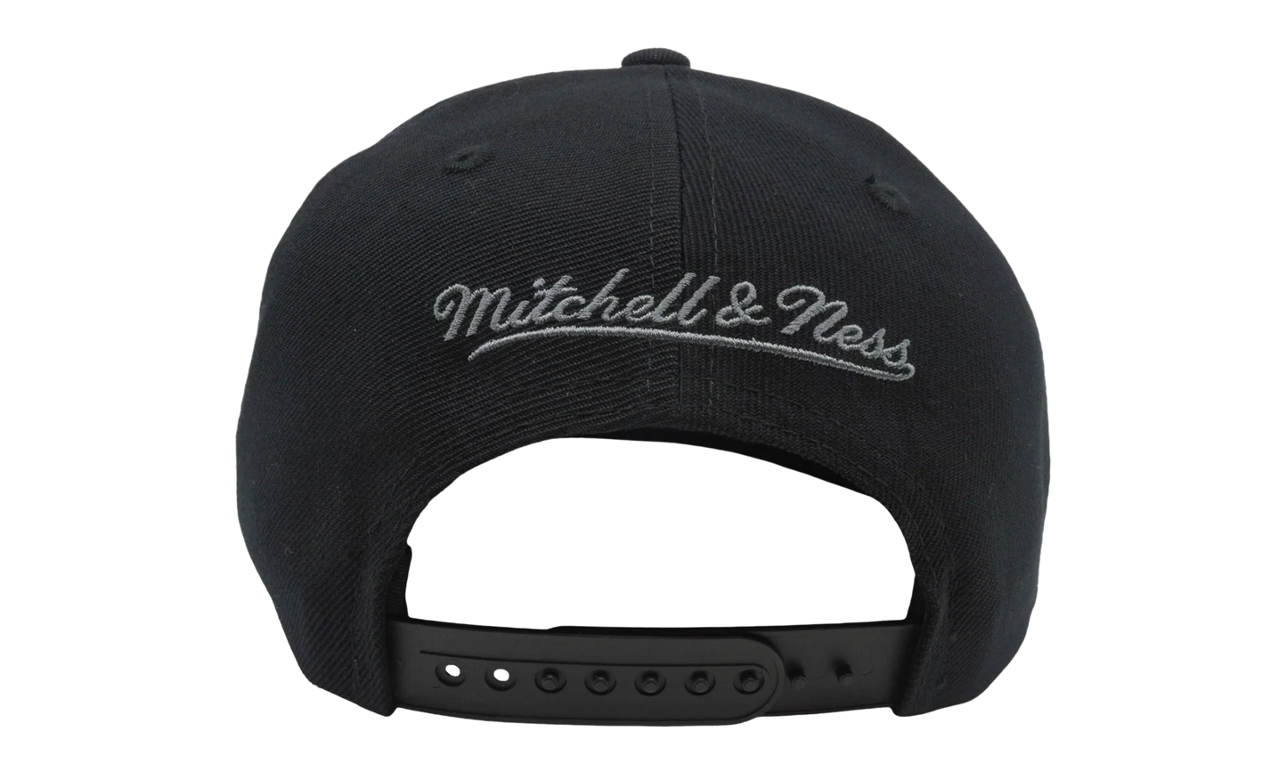 NBA Blackout Reflective Snapback Cap "Chicago Bulls - Black" 6HSSBC20053 CBUBLCK