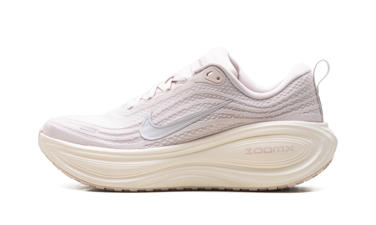 Vomero Plus WMNS "Silt Red Stardust" HV8154 605