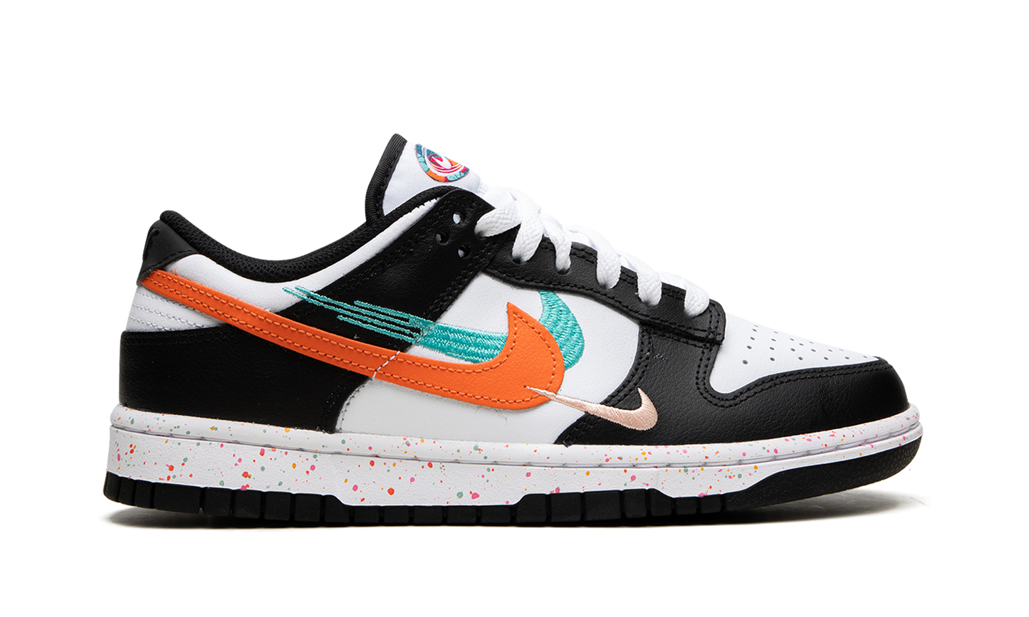 DUNK LO MNS WMNS"Lunar New Year - Multi-Swoosh" FD4623 131