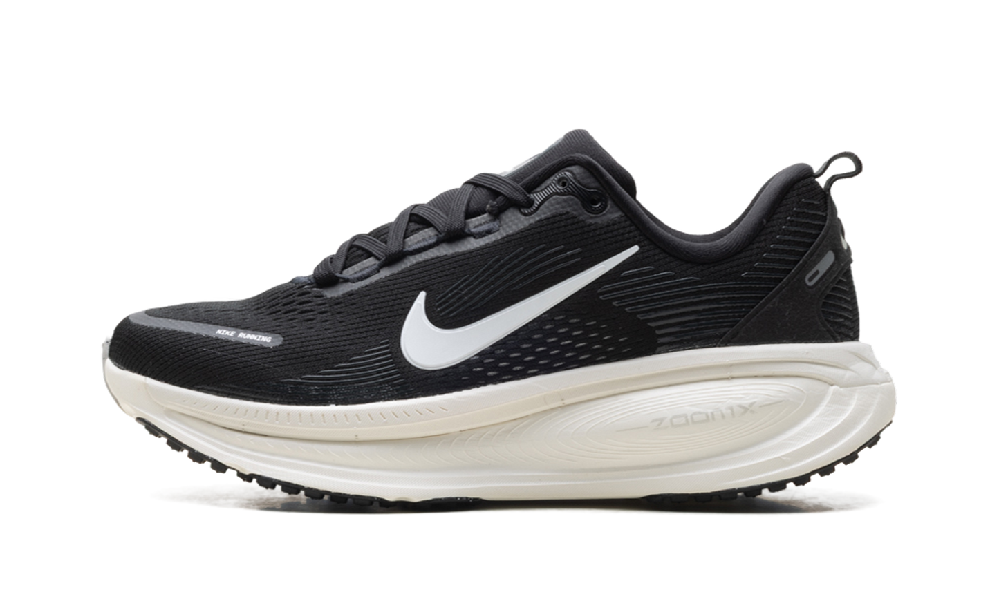 Vomero 18 WMNS"Black Summit White" HM6804 005