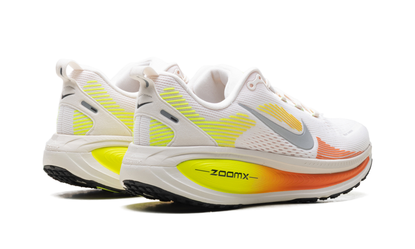 Vomero 18 WMNS"Phantom Light Wild Mango Volt" HM6804 002