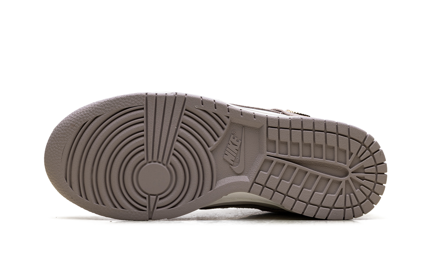 Dunk Low WMNS"Malt Gold Mini Swoosh" IB4417 105
