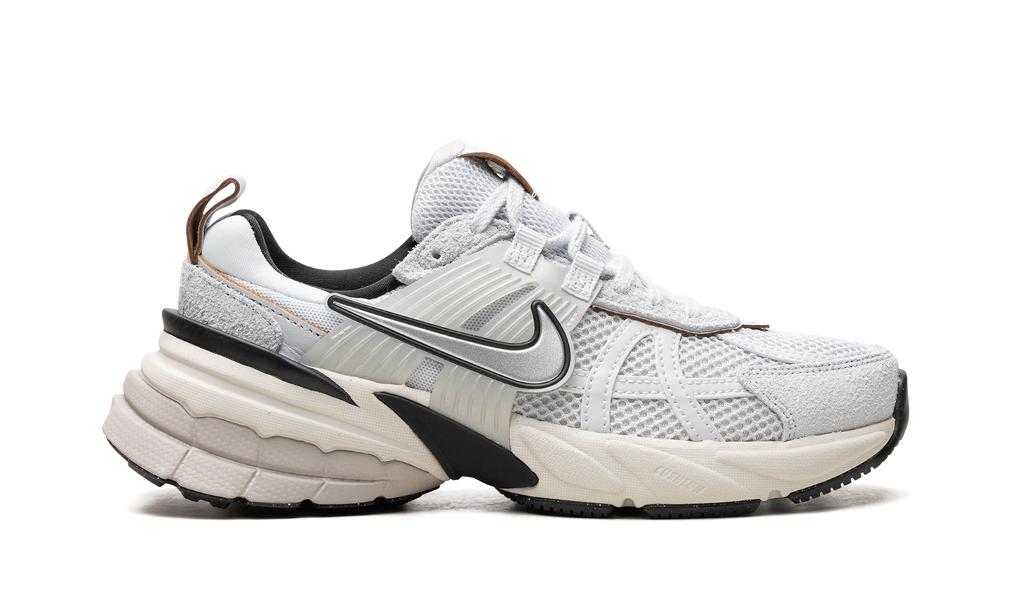 V2K Run WMNS"Pure Platinum/ Chrome" FN6703 002