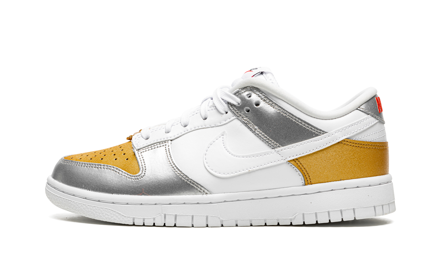 DUNK LOW WMNS"Gold White Silver" DH4403 700