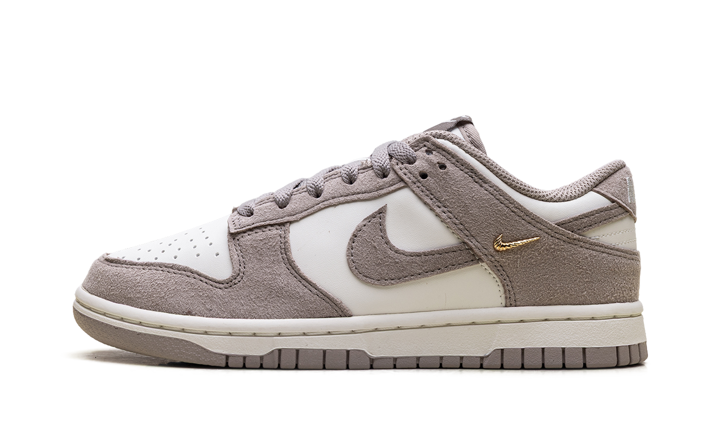 Dunk Low WMNS"Malt Gold Mini Swoosh" IB4417 105