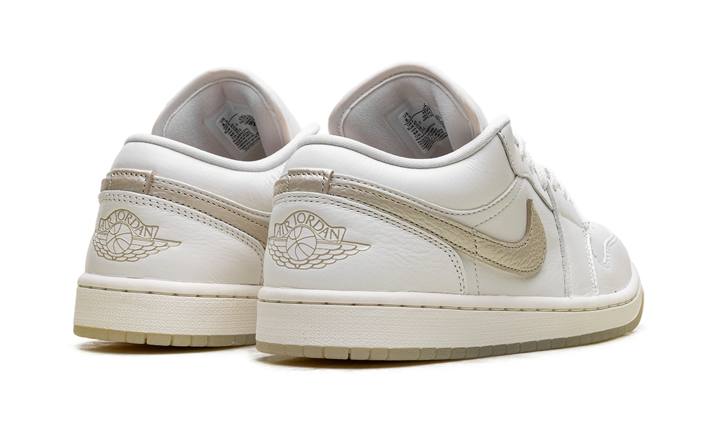 1 Low SE WMNS "Metallic Team Gold" HV5157 100