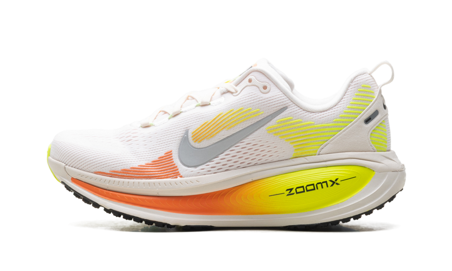 Vomero 18 WMNS"Phantom Light Wild Mango Volt" HM6804 002