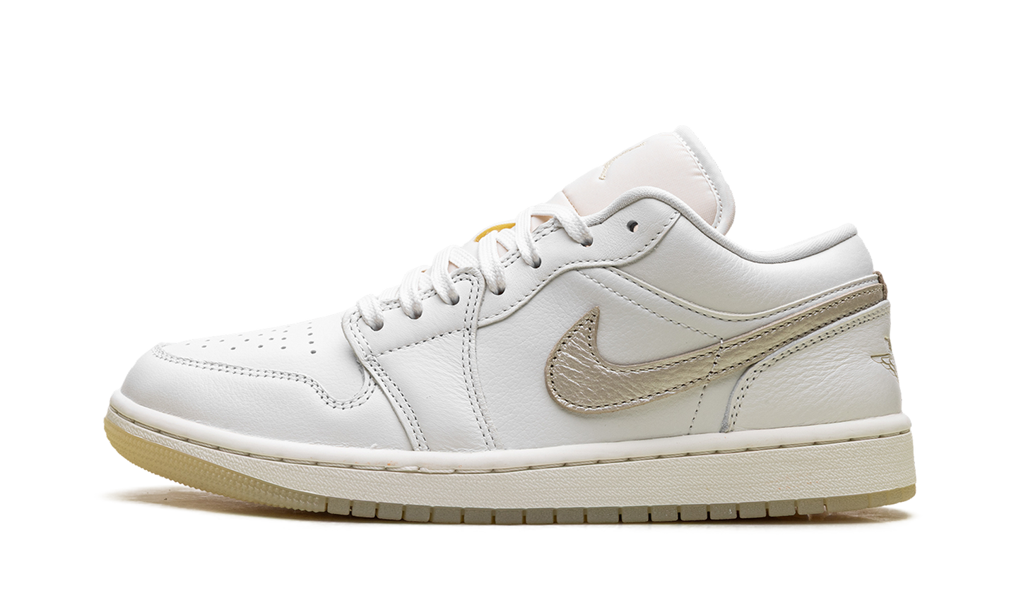 1 Low SE WMNS "Metallic Team Gold" HV5157 100